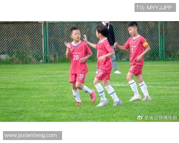 与足球巨星并肩合影体验 成就梦想瞬间见证荣耀时刻