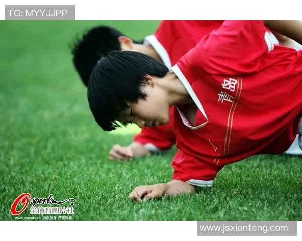 自律与刻苦并肩成长的足球天才从基层到顶级舞台的奋斗历程