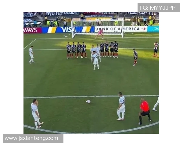 足球巨星赛场遭遇连续恶意犯规引发裁判判罚与球迷热议